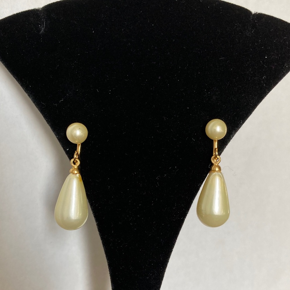 Elegant Vintage Gold Tone Drop Faux Pearl Screw Back Earrings